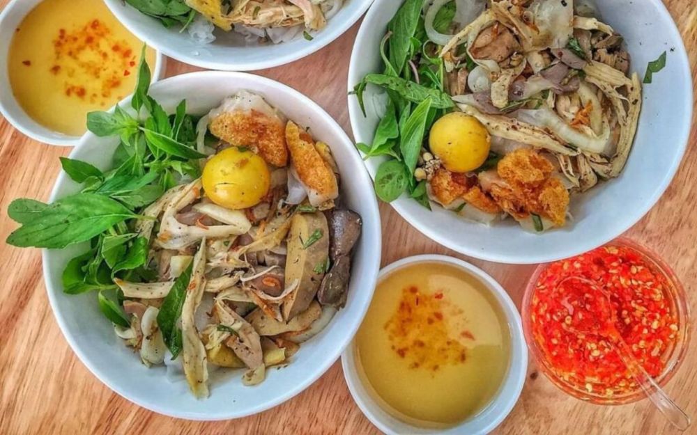 Bánh ướt lòng gà là sự kết hợp hoàn hảo của lớp bánh dẻo mịn cùng lòng gà xào gia vị đậm đà